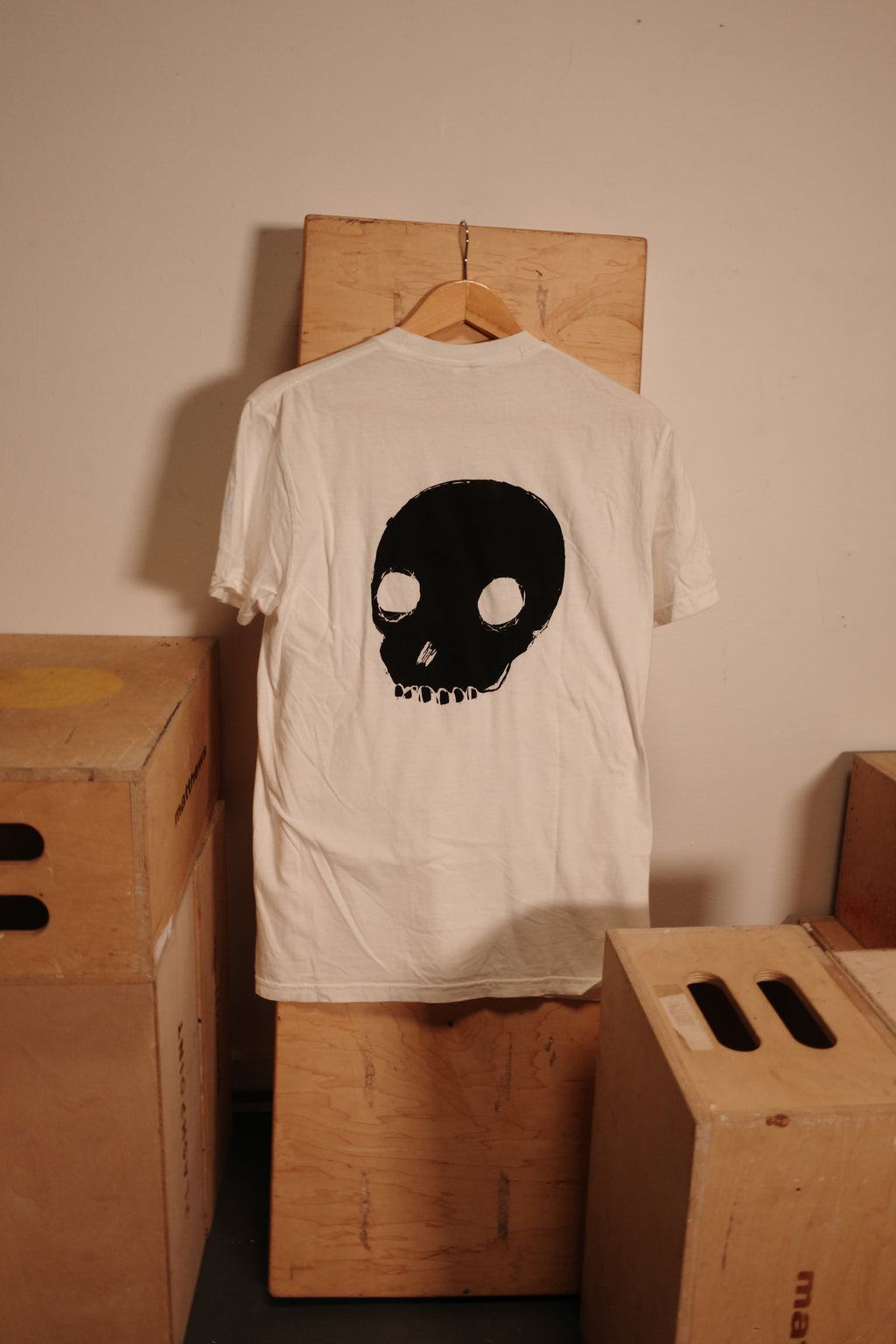 skull pocket T - white