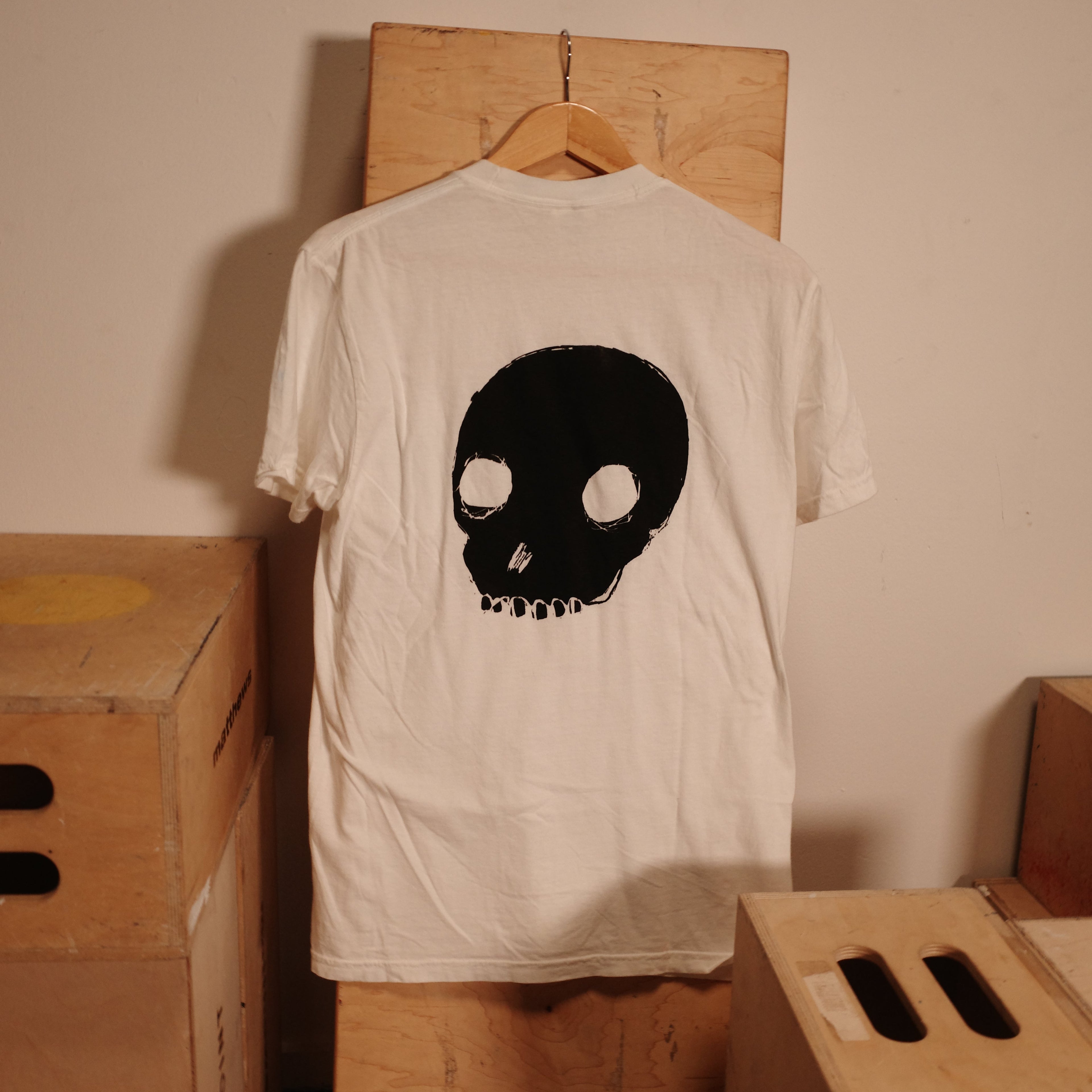 skull pocket T - white