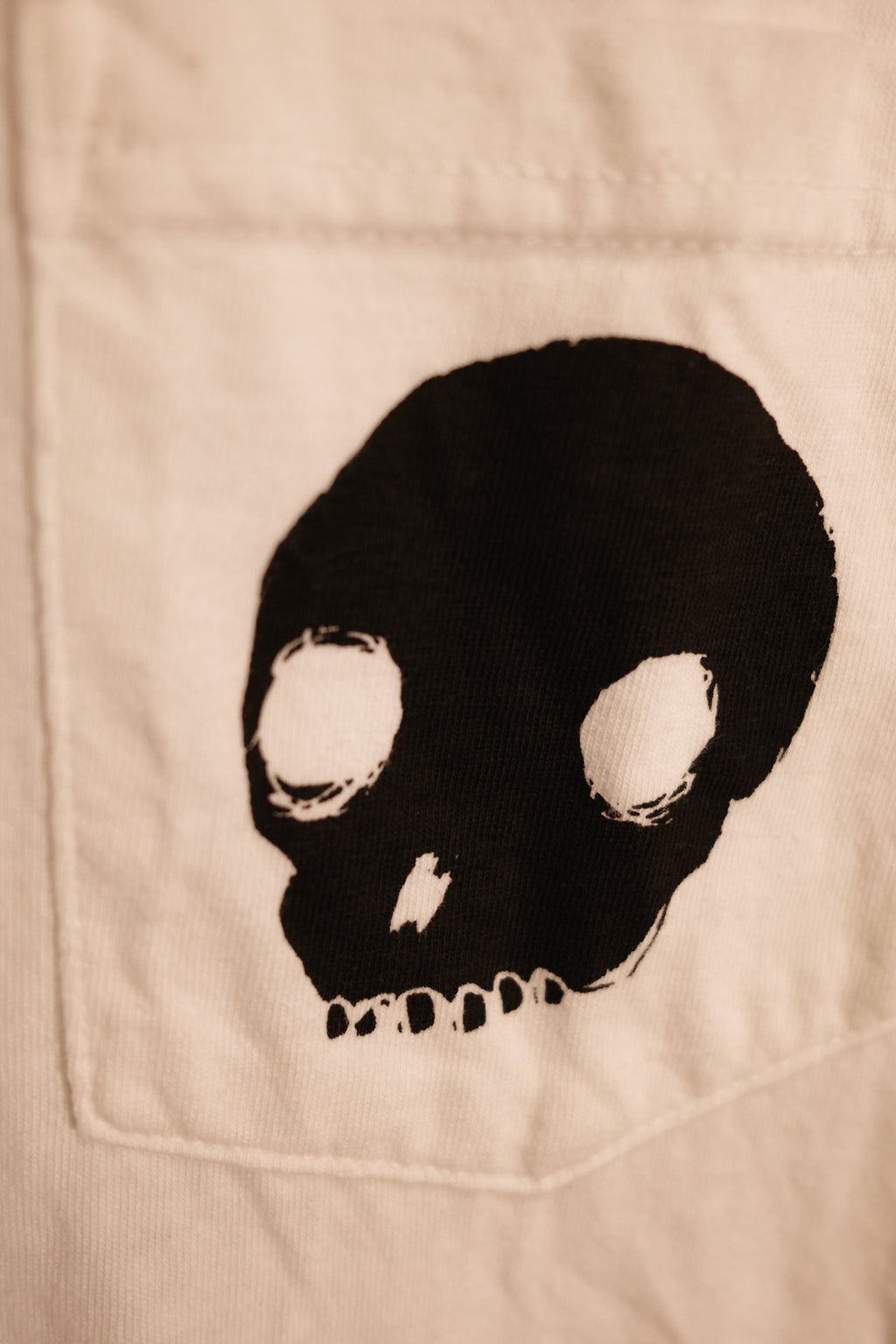 skull pocket T - white