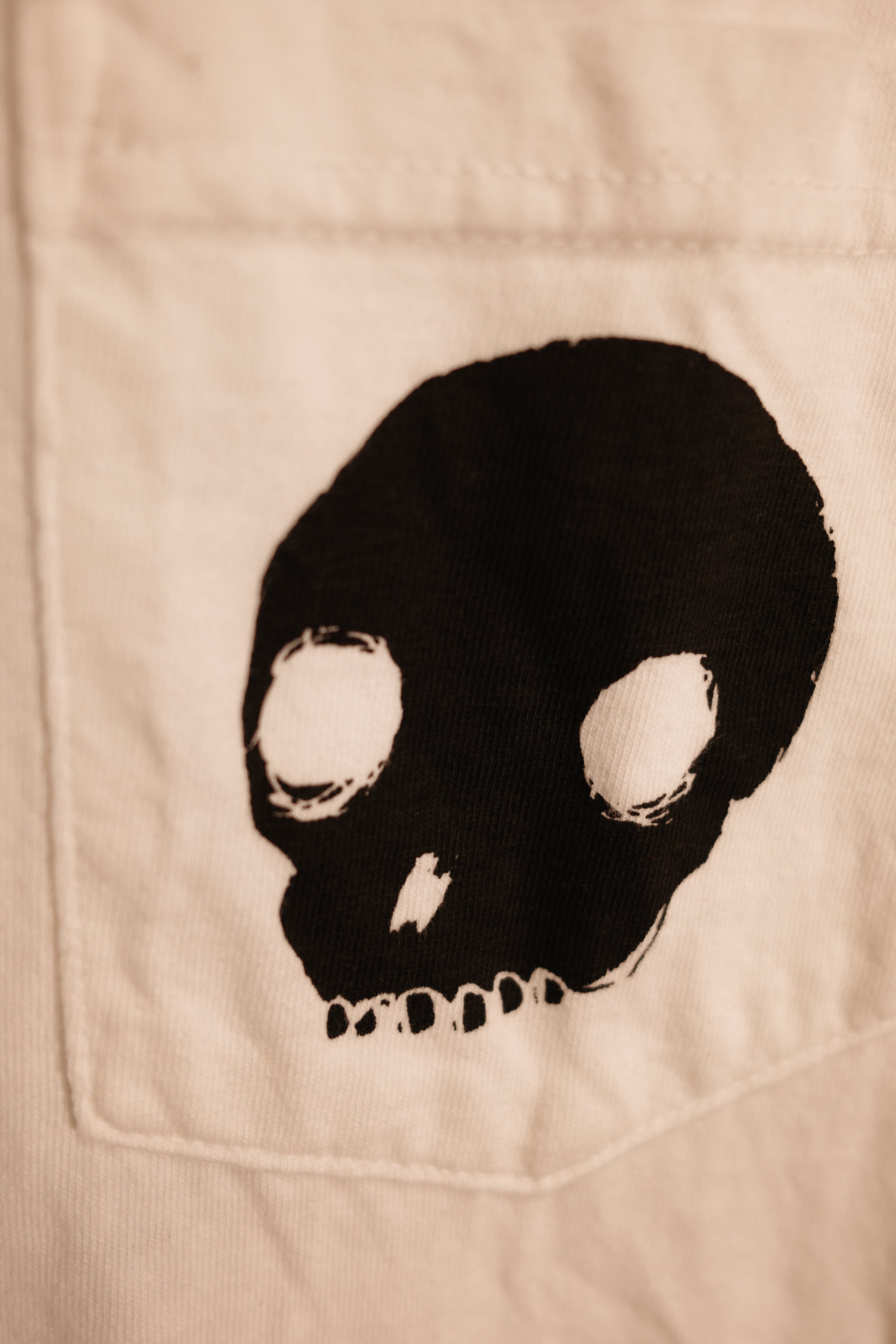 skull pocket T - white